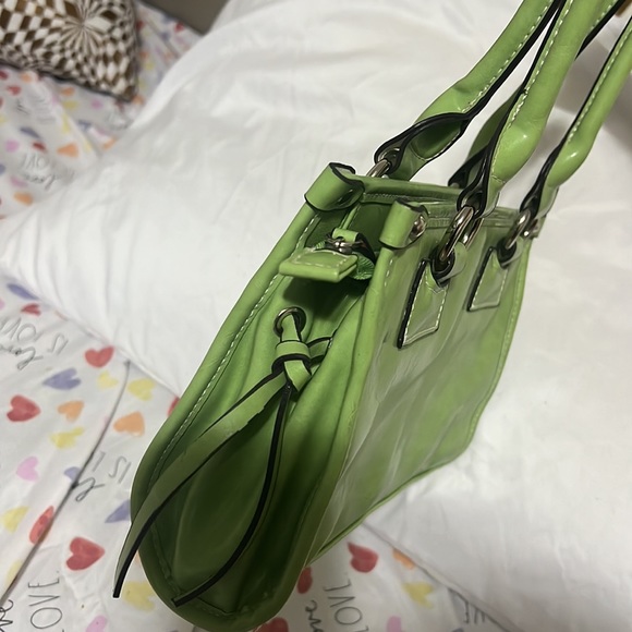 Es pequeña color verde muy bonita para combinar si está interesado cómpralo - Picture 12 of 17